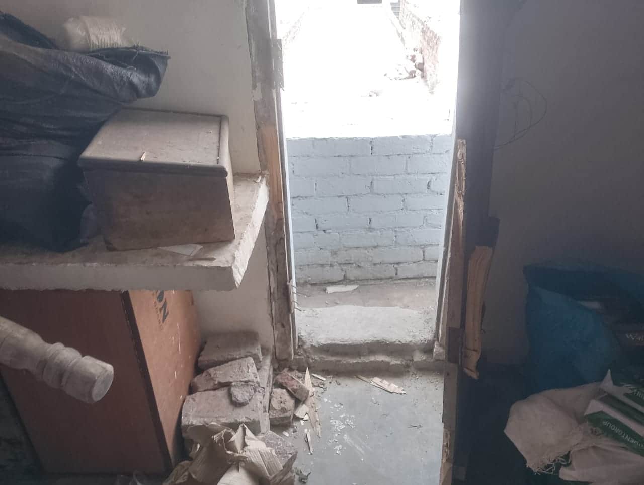 तीसरी मंजिल का तोड़ा हुआ दरवाजा। संवाद