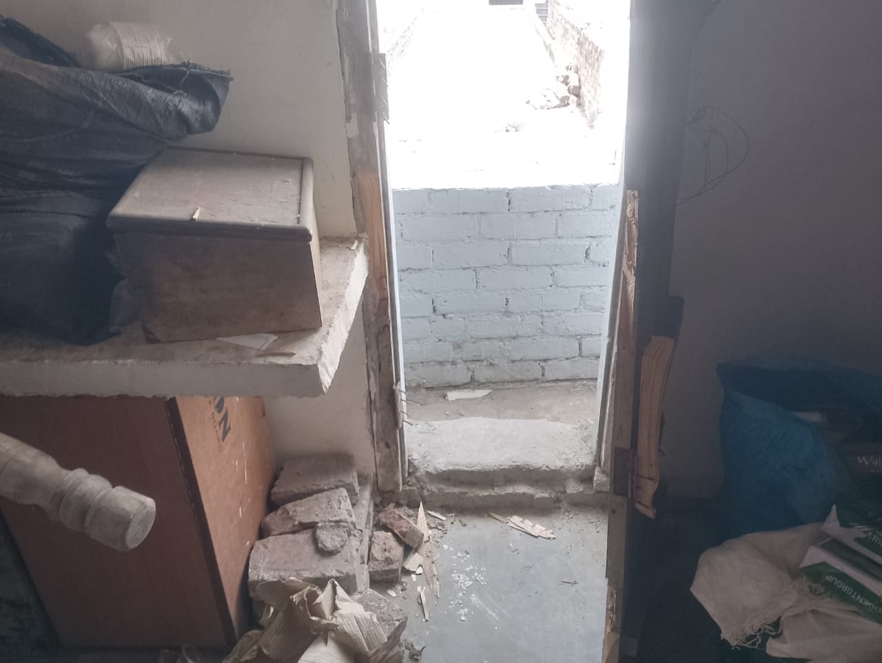 तीसरी मंजिल का तोड़ा हुआ दरवाजा। संवाद