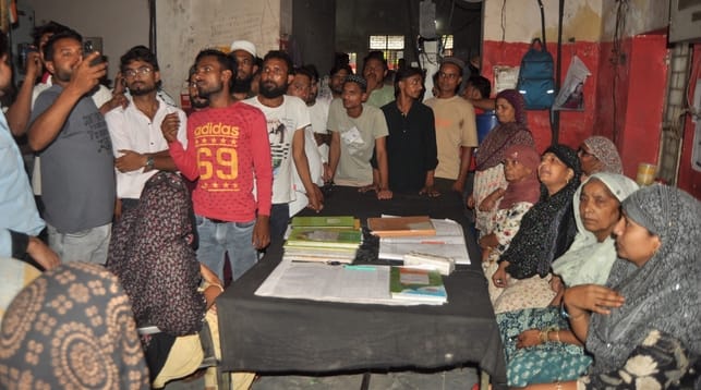 दिल्ली रोड स्थित बिजलीघर में प्रदर्शन के दौरान कर्मचारियों की टेबल पर कब्जा कर बैठी रफीक नगर की