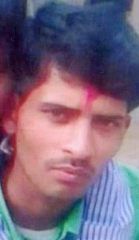 A worker fell while demolishing the roof of a house and died under the debris