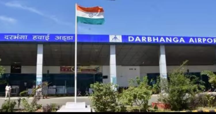 Bihar News : कोलकाता-दरभंगा इंडिगो फ्लाइट बीच रास्ते से लौटी, यात्रियों ने किया हंगामा, जानें पूरा मामला