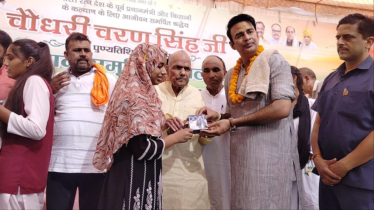 Girl students were honored on Kisan Samriddhi Diwas.