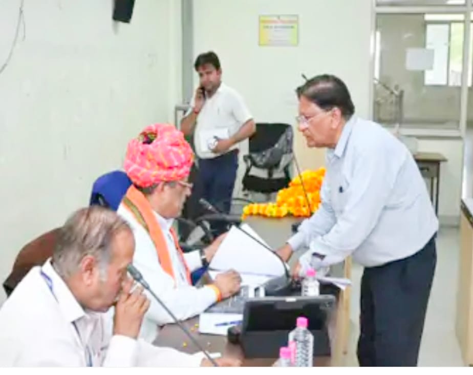 दौसा बैठक लेते मंत्री जोराराम कुमावत