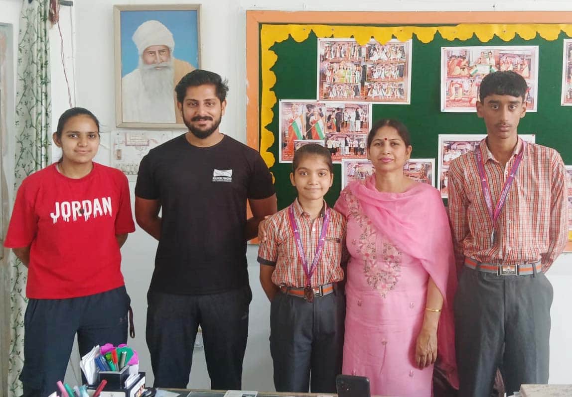 .विजेता खिलाड़ियों के साथ  प्राचार्य डा. सर्बजीत कौर। संस्थान