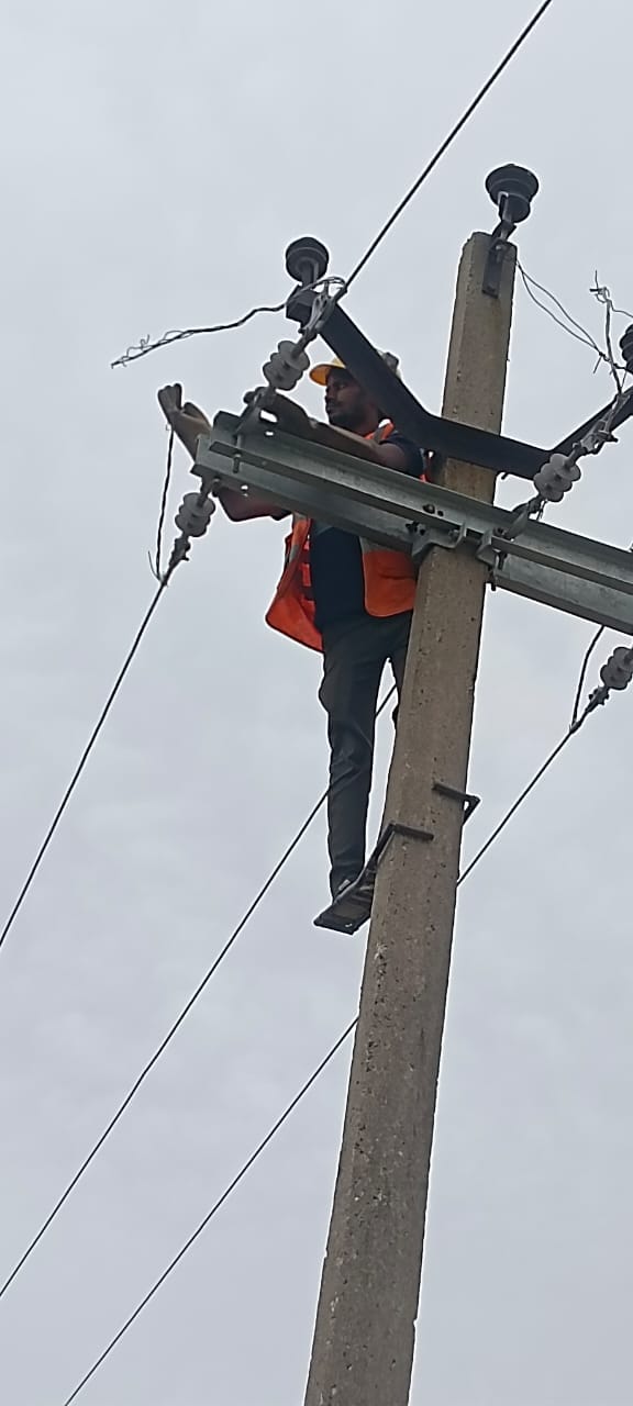 Power supply to 400 villages disrupted due to storm and rain, 48 poles broken, one dead due to electric shock