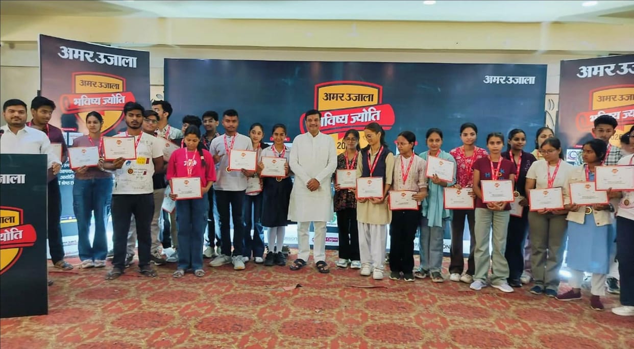 208 meritorious students were honored, the light of the future shone on the stage.