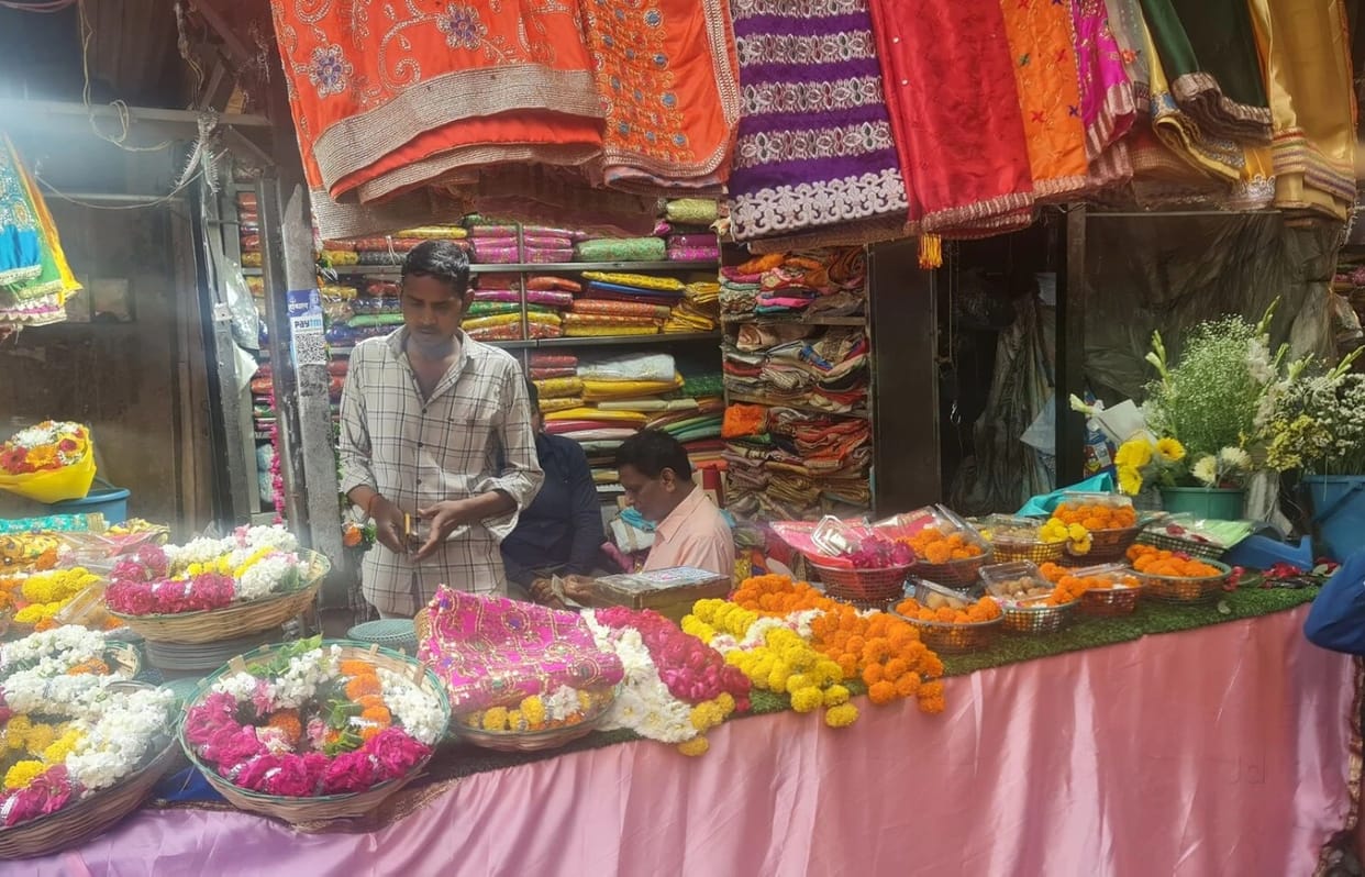 Expensive transport and heat have increased the price of flowers, raising concerns among traders.