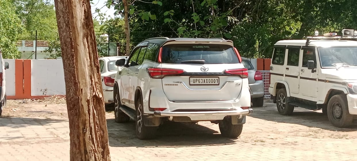 Police recovered crores of rupees in cash from two Fortuners, Income Tax Department team engaged in investigation