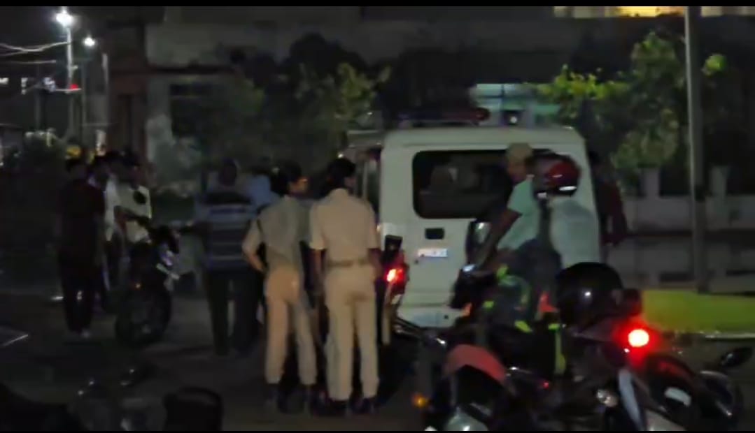 डीएमसीच में लोगों को शांत करवाती पुलिस