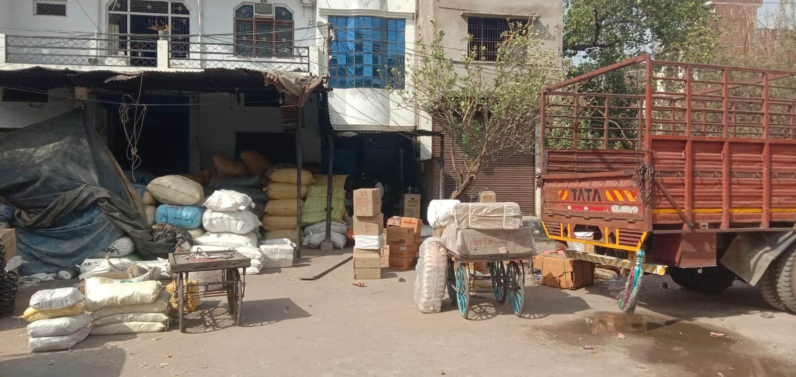 फोटो - 01 बांदा-सतना ट्रांसपोर्ट में पसरा सन्नाटा। संवाद