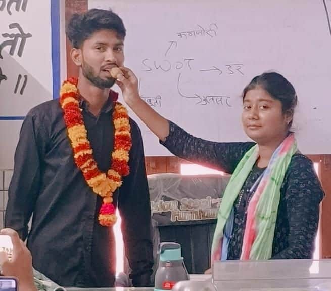 फोटो-10-अग्निवीर में भर्ती होने पर राजू का मुंह मीठा करातीं पंचायत सहायक शिवानी विमल। स्रोत: ग्