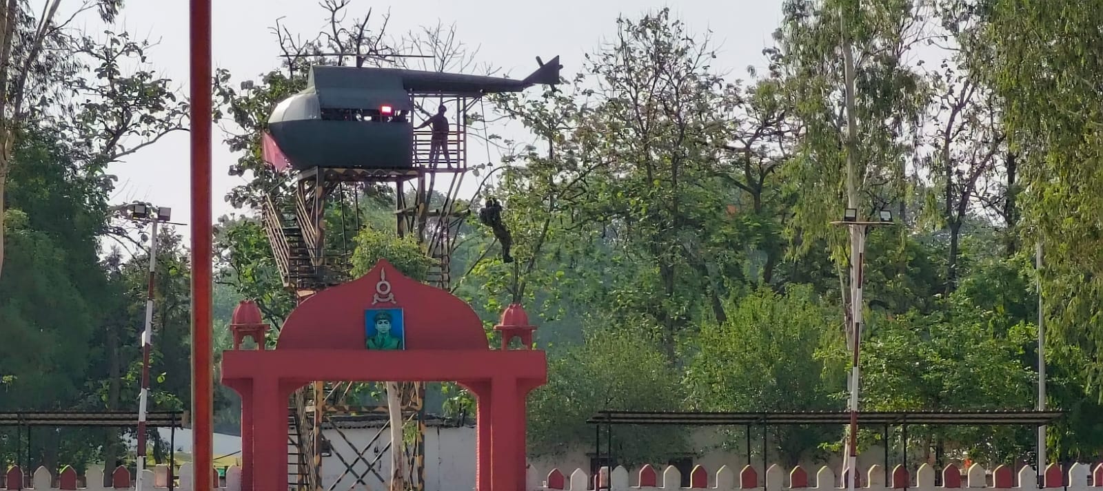 फोटो-23, टैक्टिकल वॉर डेमो के दौरान हेलीकॉप्टर से रस्सी के सहारे उतरते जवान। संवाद