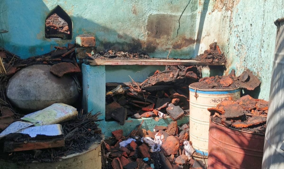 Goods worth lakhs including cash and jewellery were destroyed in a fire that broke out in six houses.