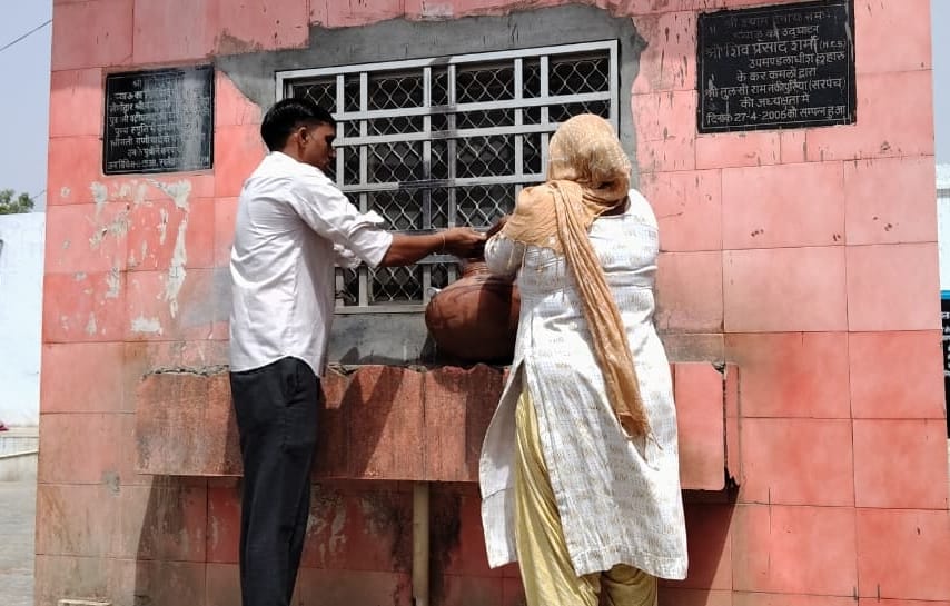 ITI students are leaving their classes and wandering in search of water.