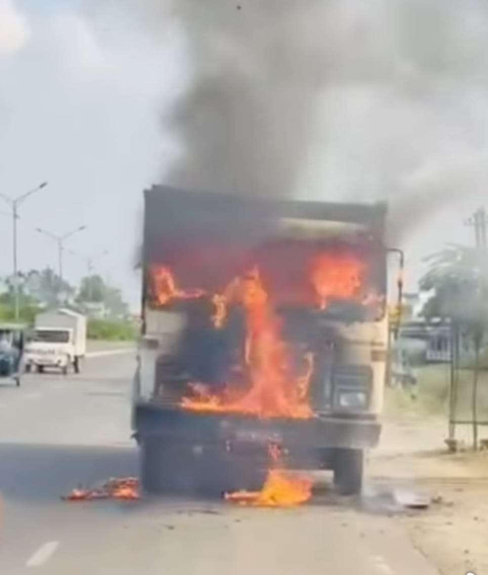 A moving truck caught fire, the driver saved his life by jumping out