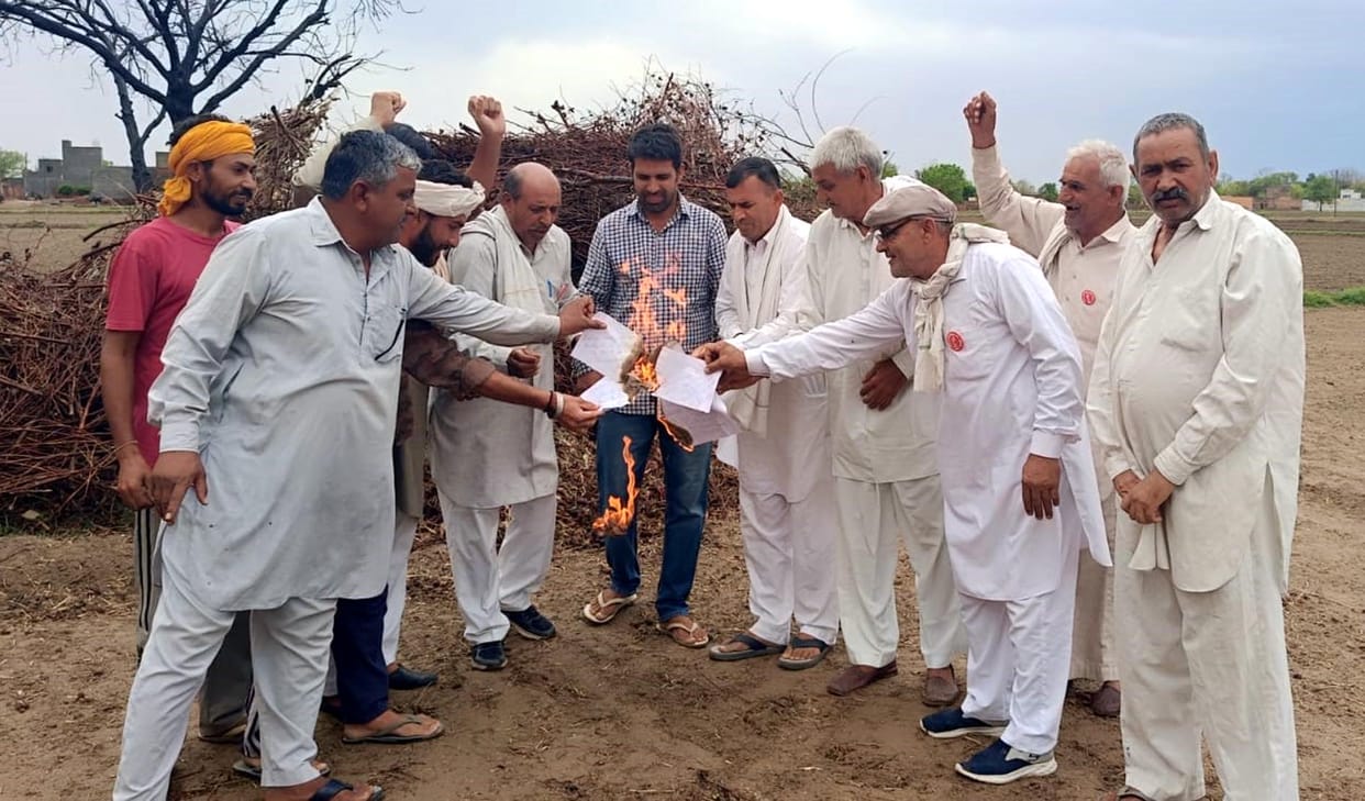 Farmers protested and burnt copies of the Kharif MSP order.