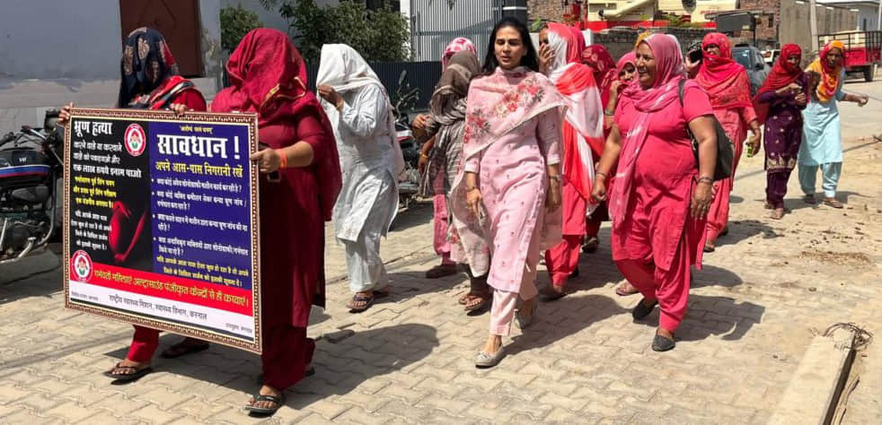 गांव पोपड़ा में जागरुक रैली निकालती महिलाएं। स्वयं