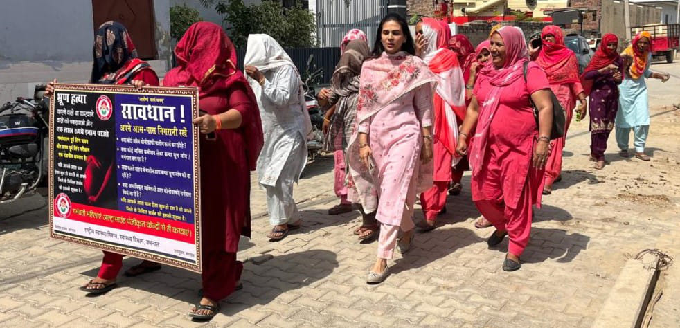 गांव पोपड़ा में जागरुक रैली निकालती महिलाएं। स्वयं