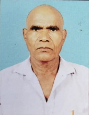 An old man standing in the garden to save himself was struck by lightning and died.