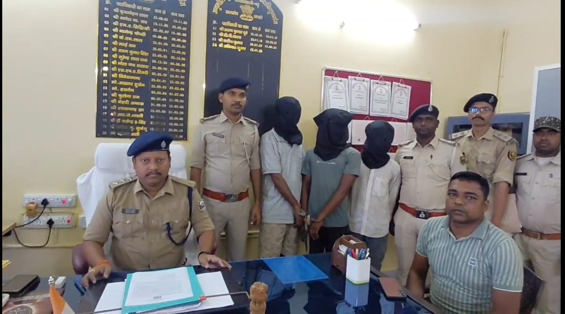 हत्या मामले में गिरफ्तार आरोपी की जानकारी देते एसडीपीओ