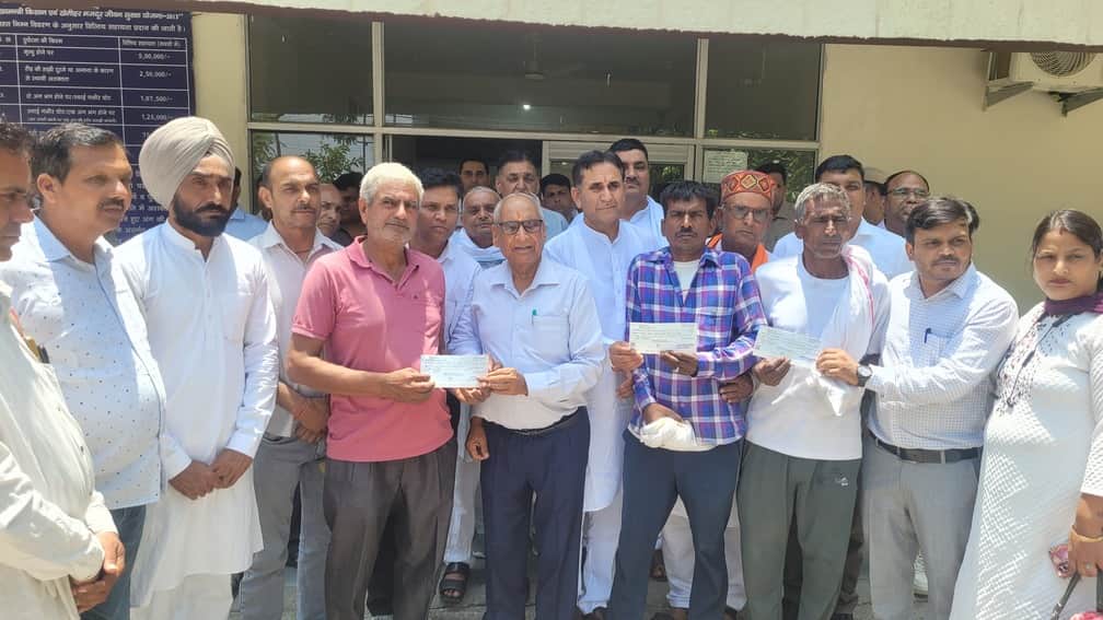 इंद्री लाभार्थियों को चैक प्रदान करते विधायक राम कुमार कश्यप। सूचना विभाग