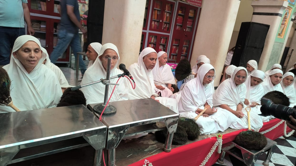 The auspicious entry of the group of 28 nuns into the Jain temple