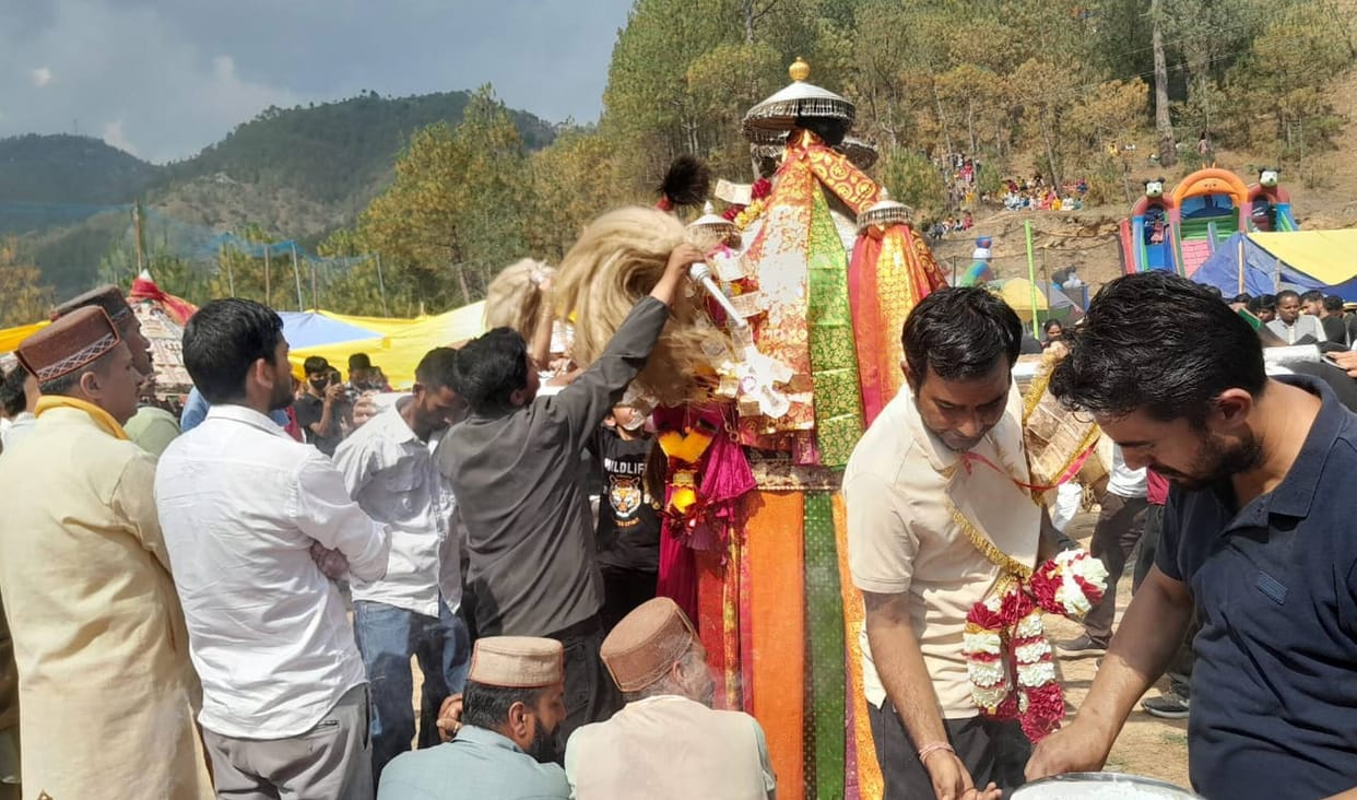 Dev Milan filled the atmosphere with devotion at the Thaltu fair in Kalashan village.