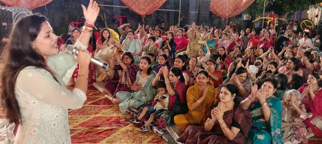 Khatu Shyam devotees danced in the Bhajan Sandhya