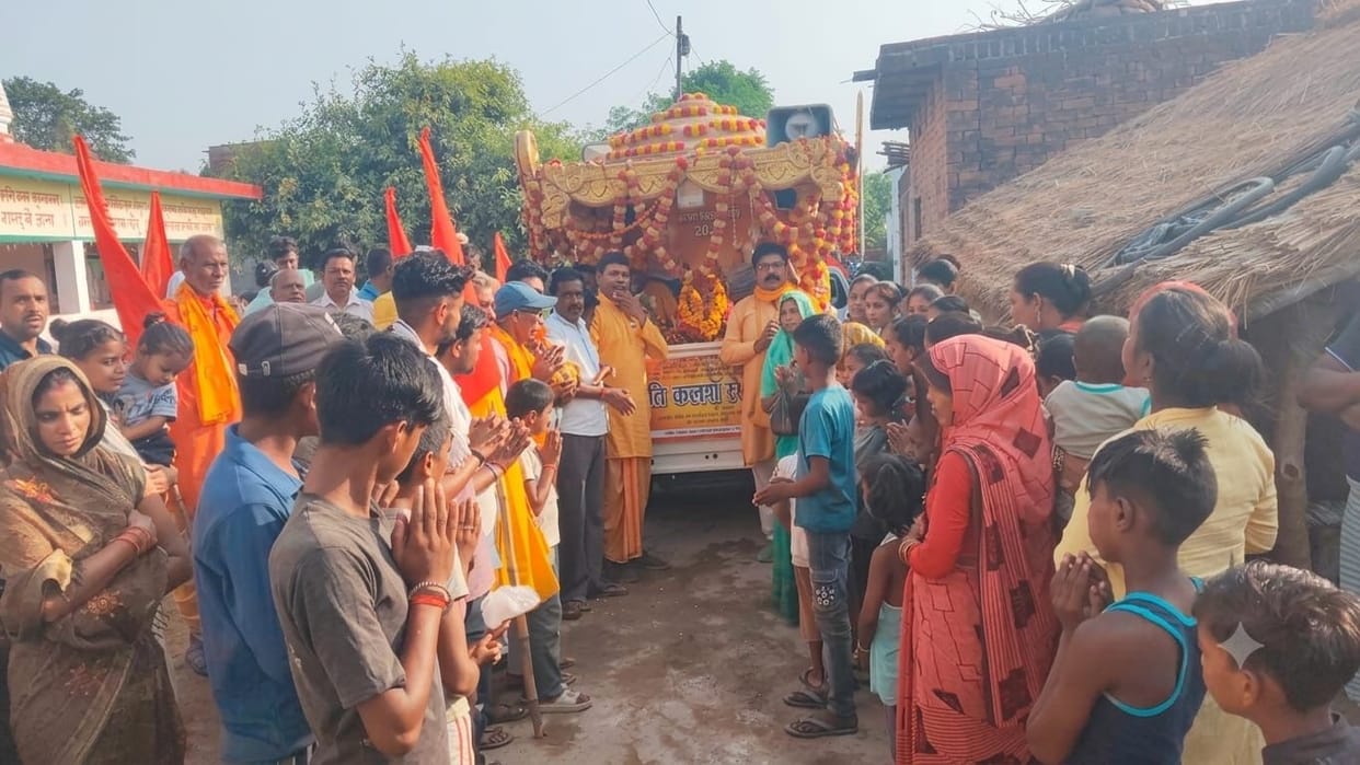 The Jyoti Kalash Rath Yatra was welcomed with a shower of flowers.