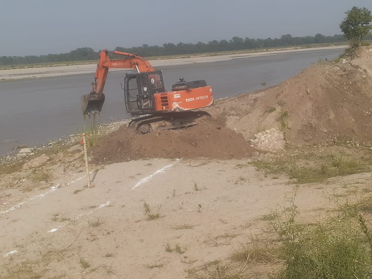 After a long wait, flood control work on the Sharda River began in Naujhala No. 2.