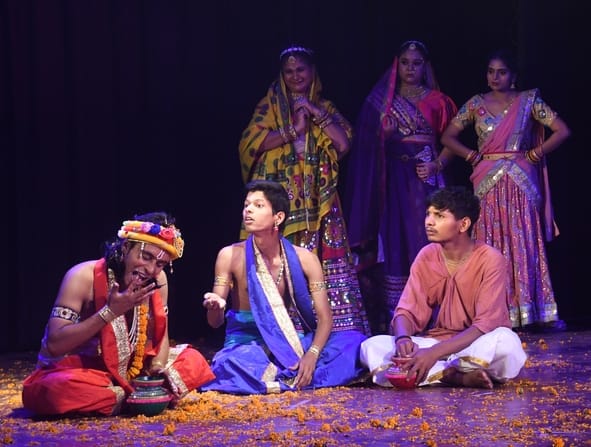 The play conveyed a message of introspection and social consciousness.