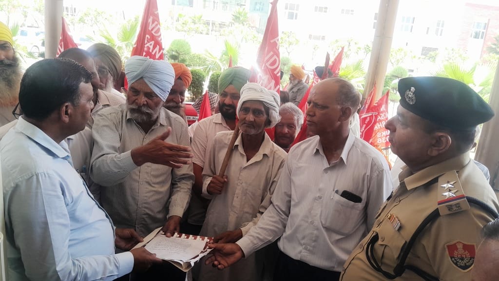 Raised slogans in support of the farmers' pending demands