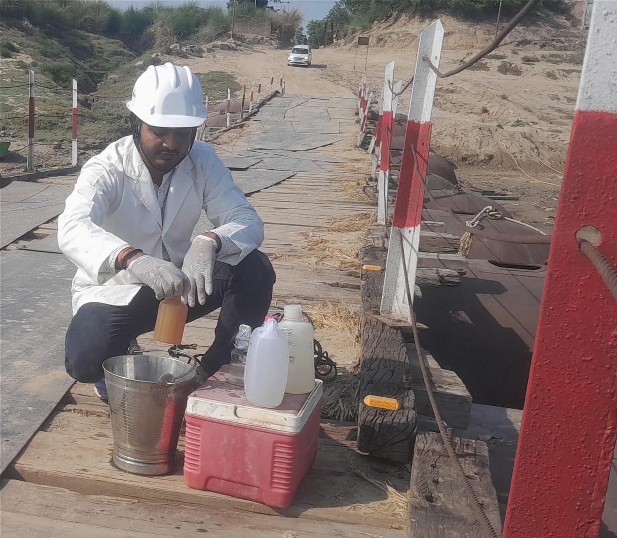 The Pollution Control Board team reached Rampur Ghat to check the health of Ganga water and took water samples
