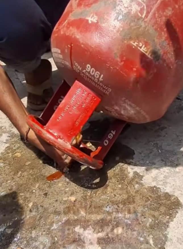 सिलेंडर से निकलता पानी।