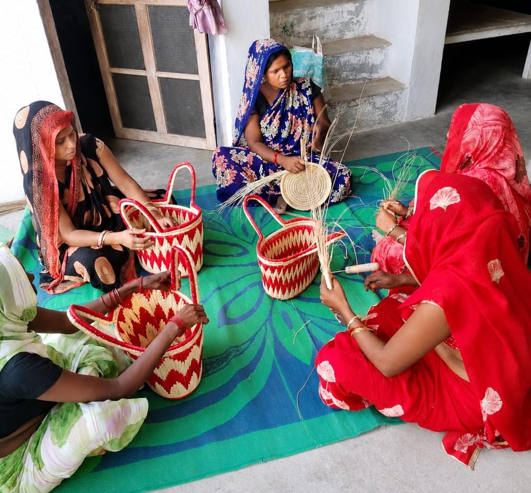 संदना में घास के उत्पाद बनातीं मंजू देवी व अन्य महिलाएं।
