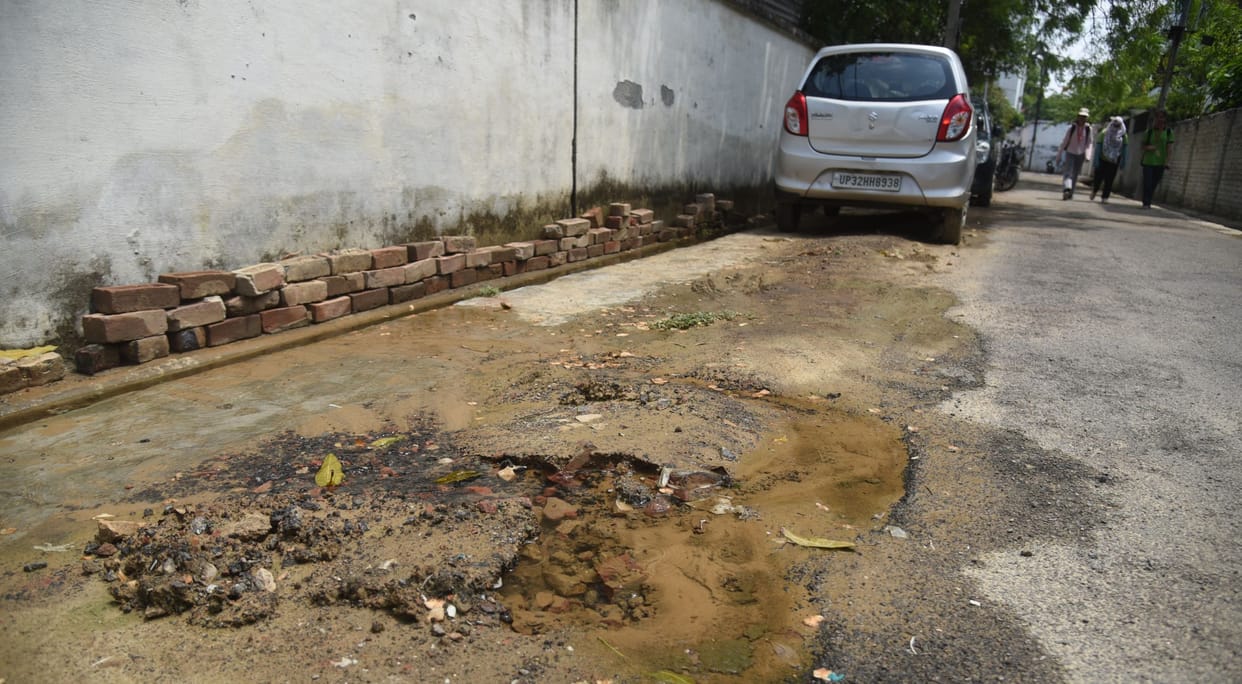 Sewer choked in Lawrence Terrace Colony, Hazratganj, overflowing onto the road