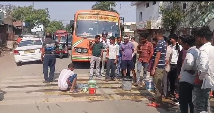 Students upset with dirty water protested on the highway