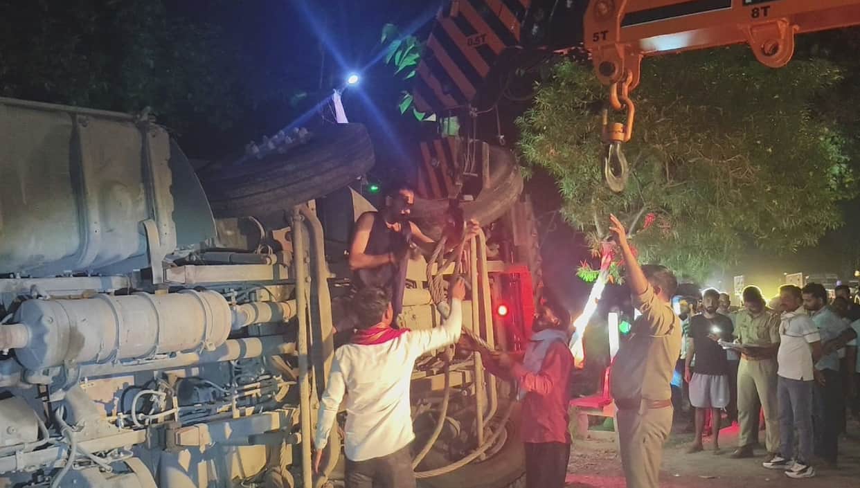 Three relatives died as an uncontrolled truck overturned on the highway.