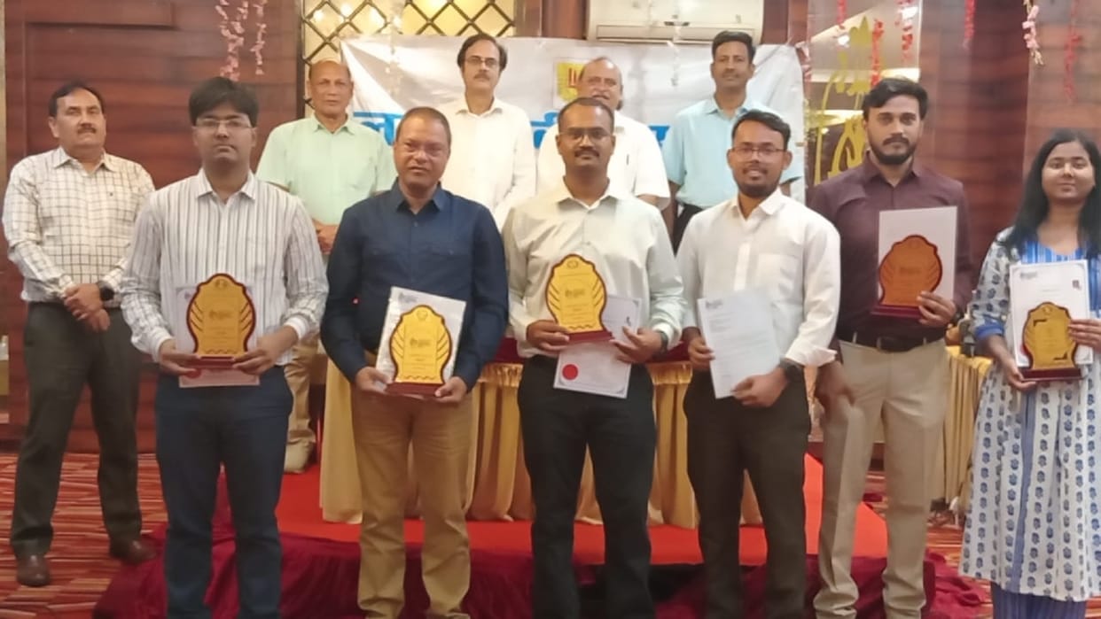 12 successful candidates received the Diploma of Insurance Institute