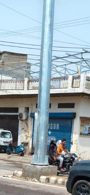 भाड़ावास ओवरबिज्र के पास लगा पोल। संवाद