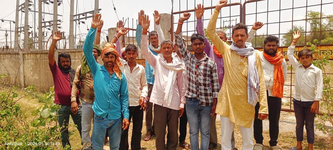 बिजली आपूर्ति बाधित होने पर प्रदर्शन करते बालूपर टोला के ग्रामीण। स्रोत जागरूक पाठक