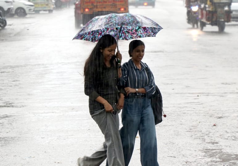 Tree fell on the track, Vande Bharat reached after five hours
