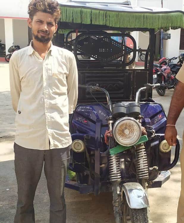 बरामद रिक्शे के साथ चुराने वाला आरोपी। स्रोत- पुलिस।