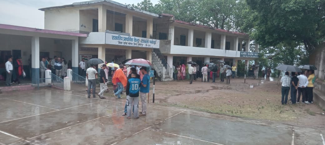 Even in the rain, the elderly became true soldiers of democracy.