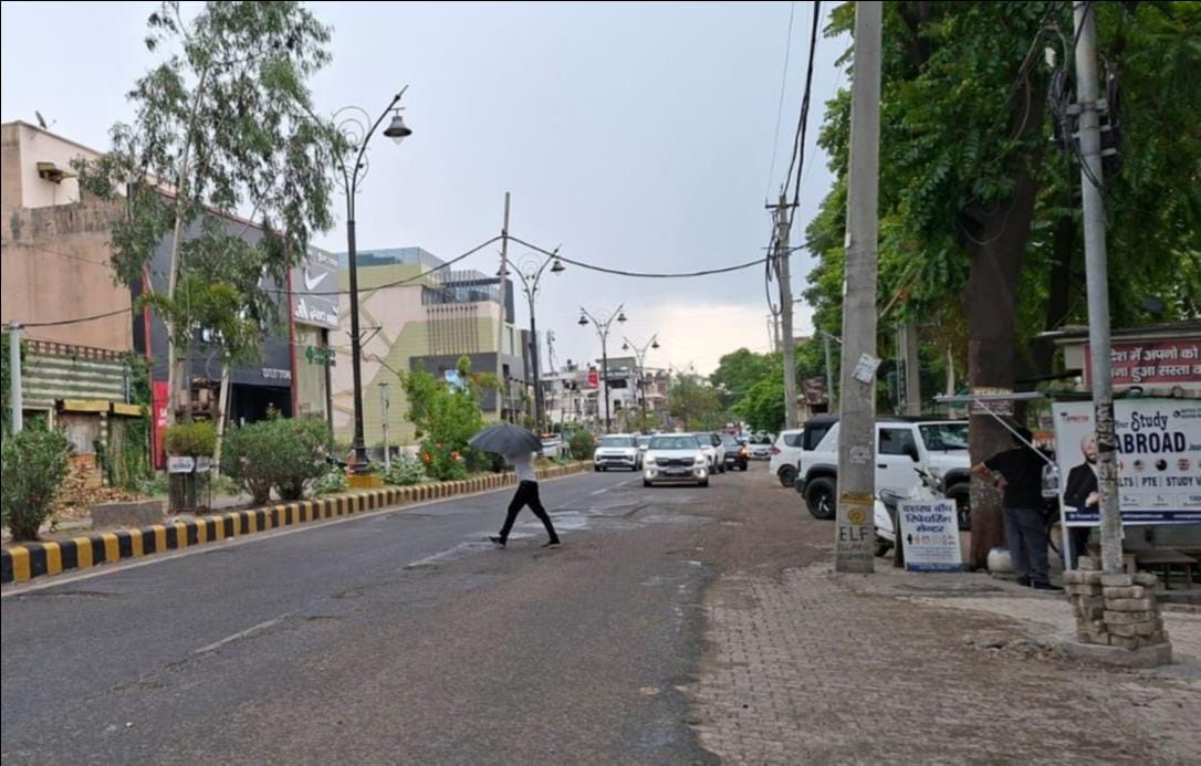 Mercury drops 2.8 degrees amidst light drizzle and strong winds