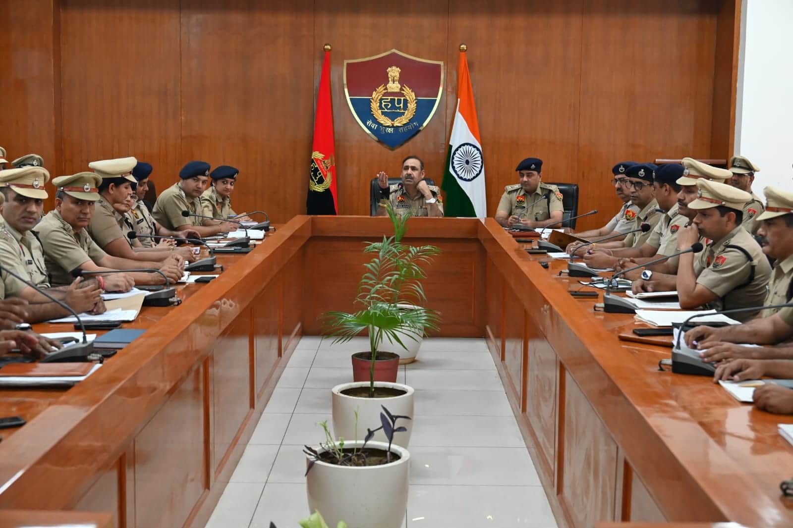 बैठक को संबोधित करते पुलिस महानिरीक्षक  अशोक कुमार। प्रवक्ता पुलिस