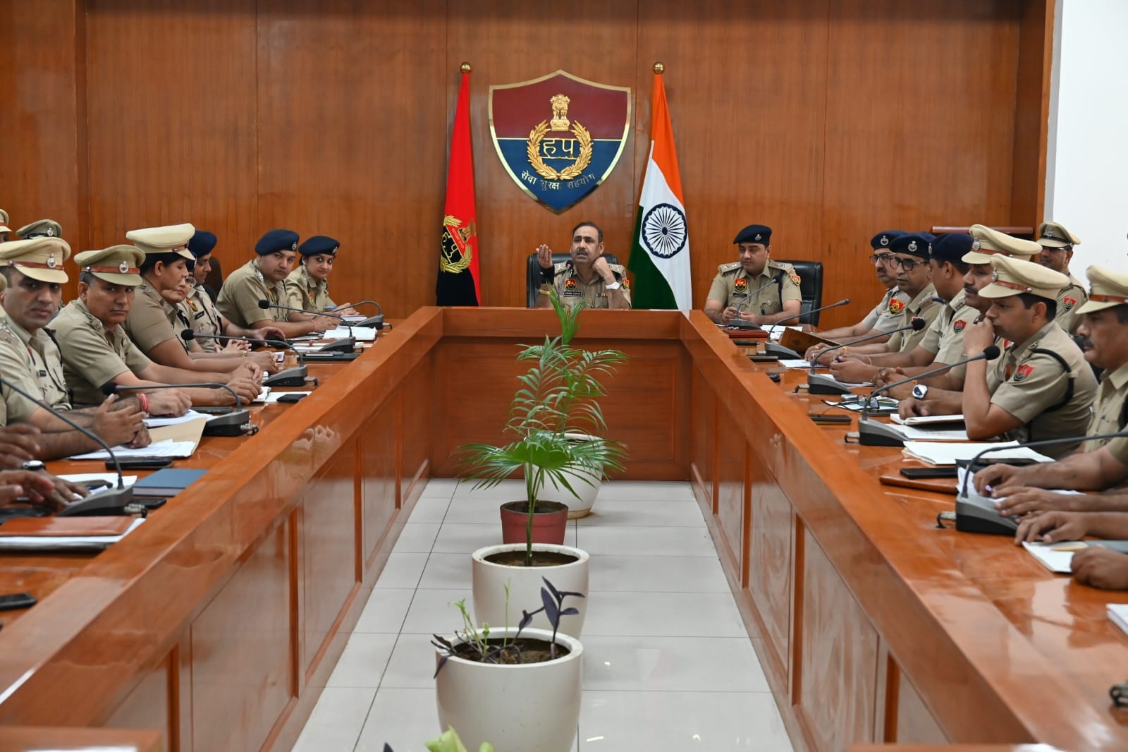 बैठक को संबोधित करते पुलिस महानिरीक्षक  अशोक कुमार। प्रवक्ता पुलिस
