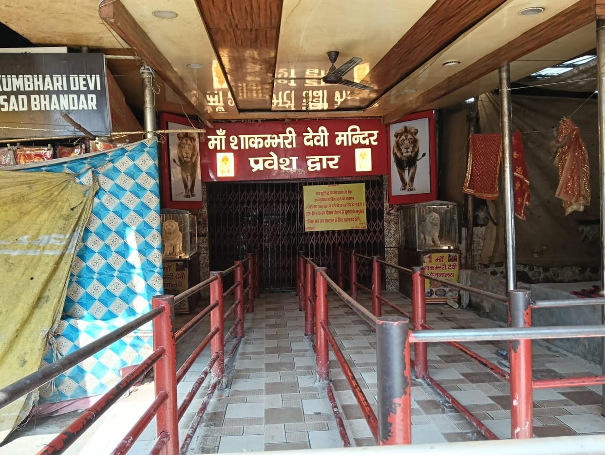 Devotees' Faith Outweighs the Devastation; Community Kitchens Set Up Along the Roadside