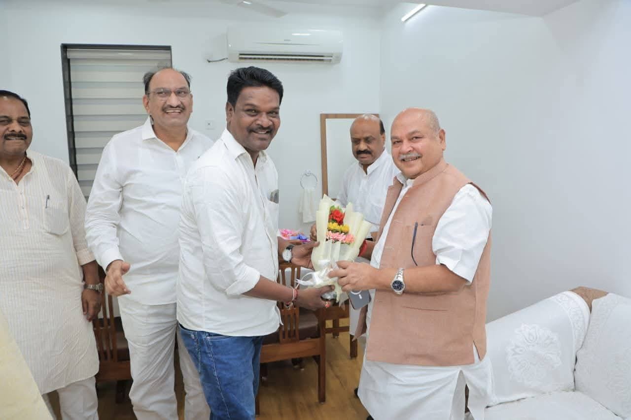 मध्यप्रदेश विधानसभा के अध्यक्ष के साथ मुलाकात करते हुए कांग्रेस के पांच विधायक।