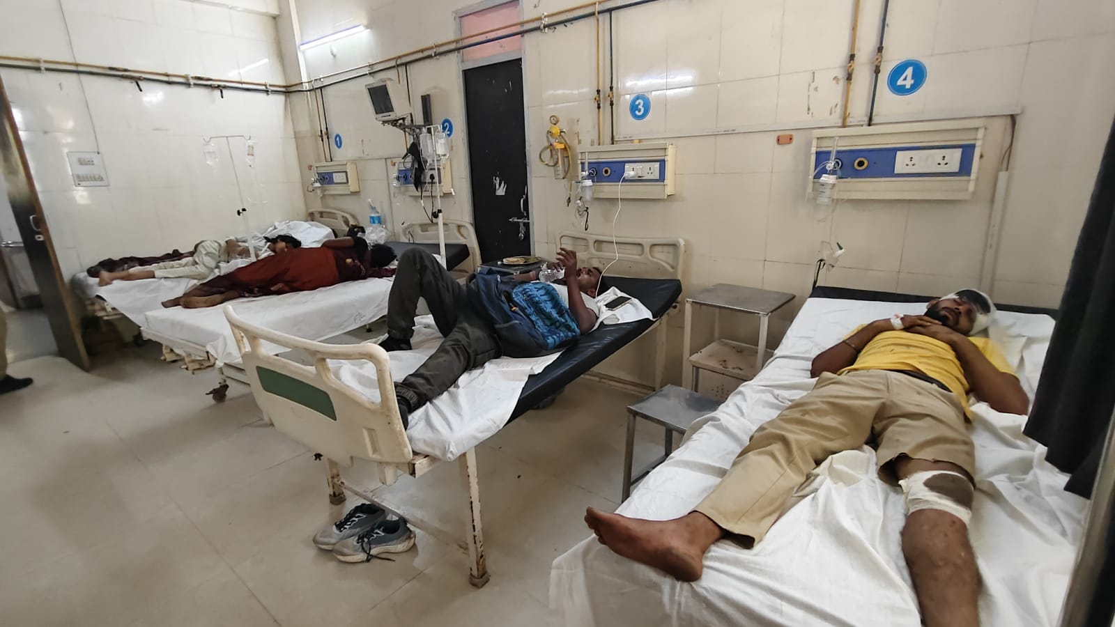 एंबुलेंस हादसे में घायल मंझनपुर जिला अस्पताल में भर्ती। संवाद